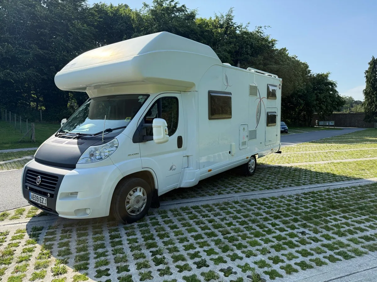 2009 6 berth motorhome - Image 2