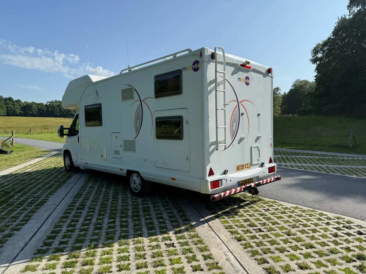 2009 6 berth motorhome - Image 3