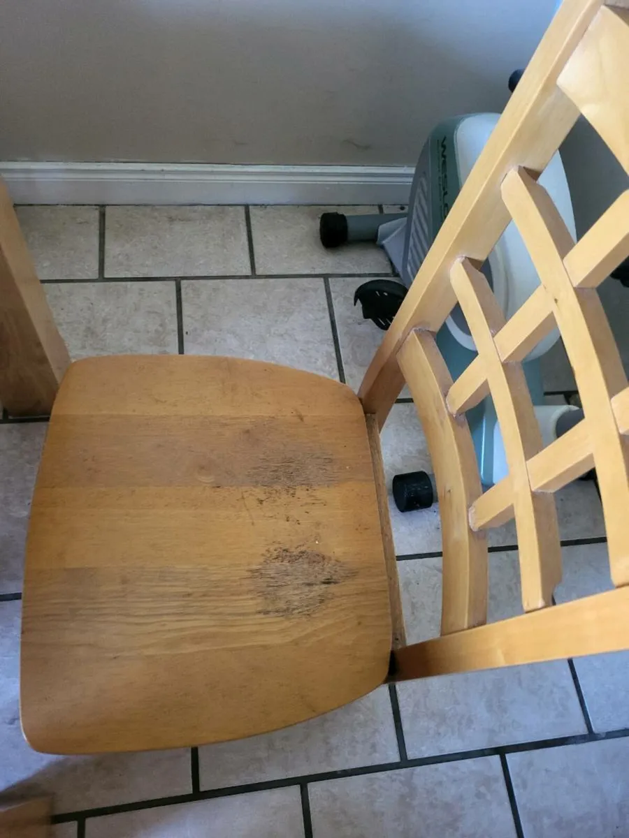 Table and chairs - Image 3