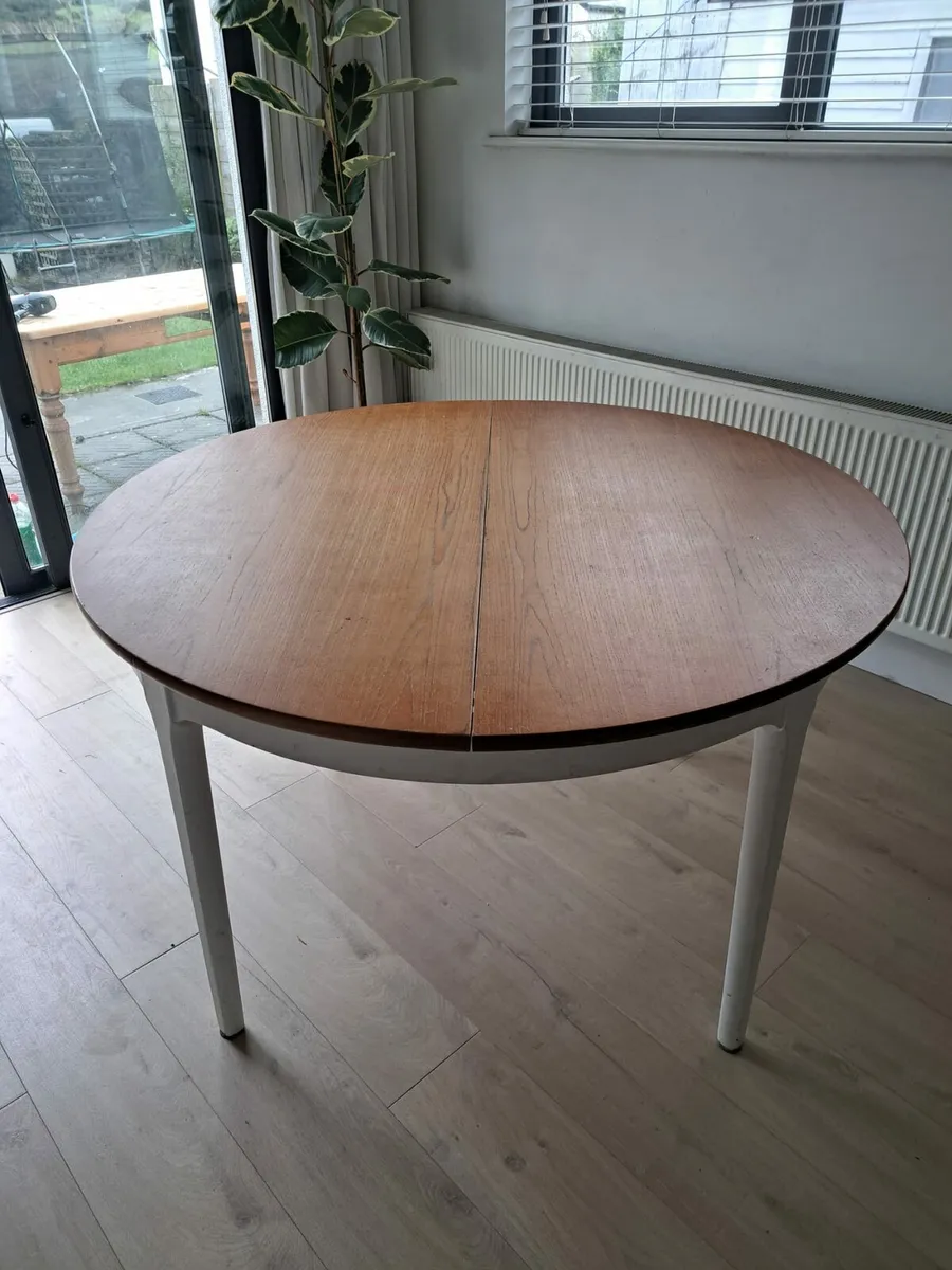 Extendable Table - Image 1