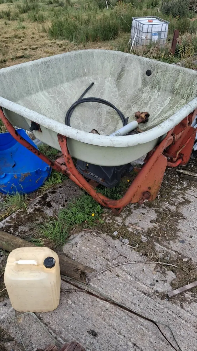 Fertilizer spreader - Image 1