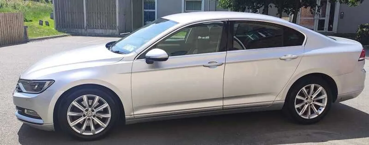 2015 Volkswagen Passat - Image 2