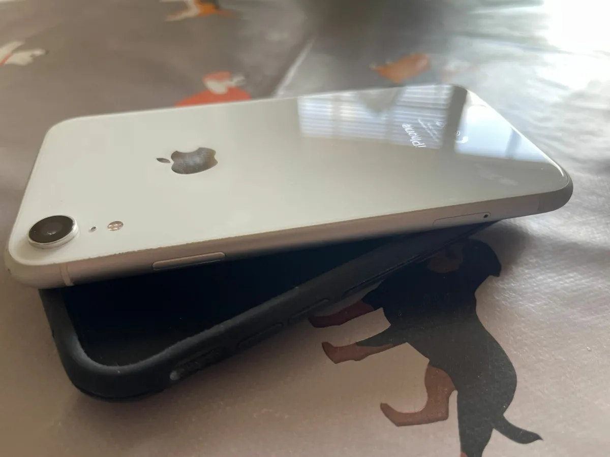 iPhone XR-64GB-CLEAN-Network Unlocked\SIM FREE - Image 4
