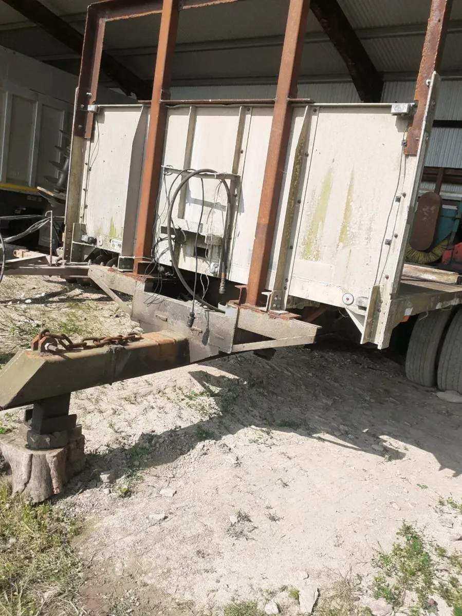Bale trailer - Image 1