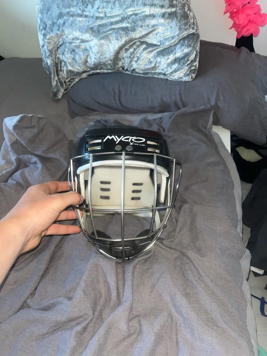 Hurling helmet - Image 1