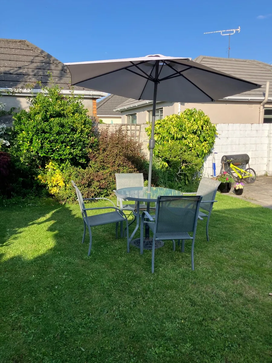 Garden table and chairs - Image 1