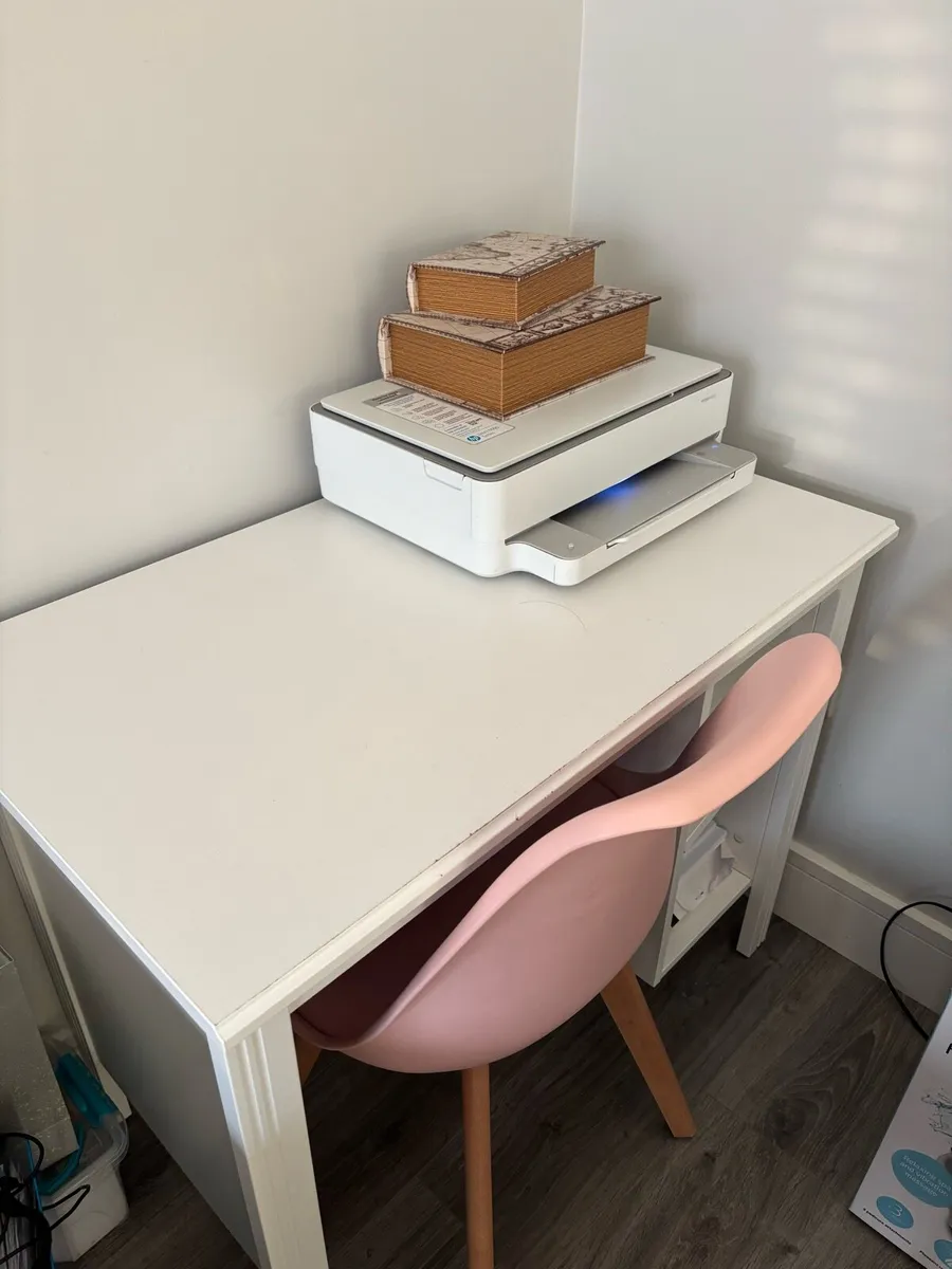 White desk for sale - Image 1