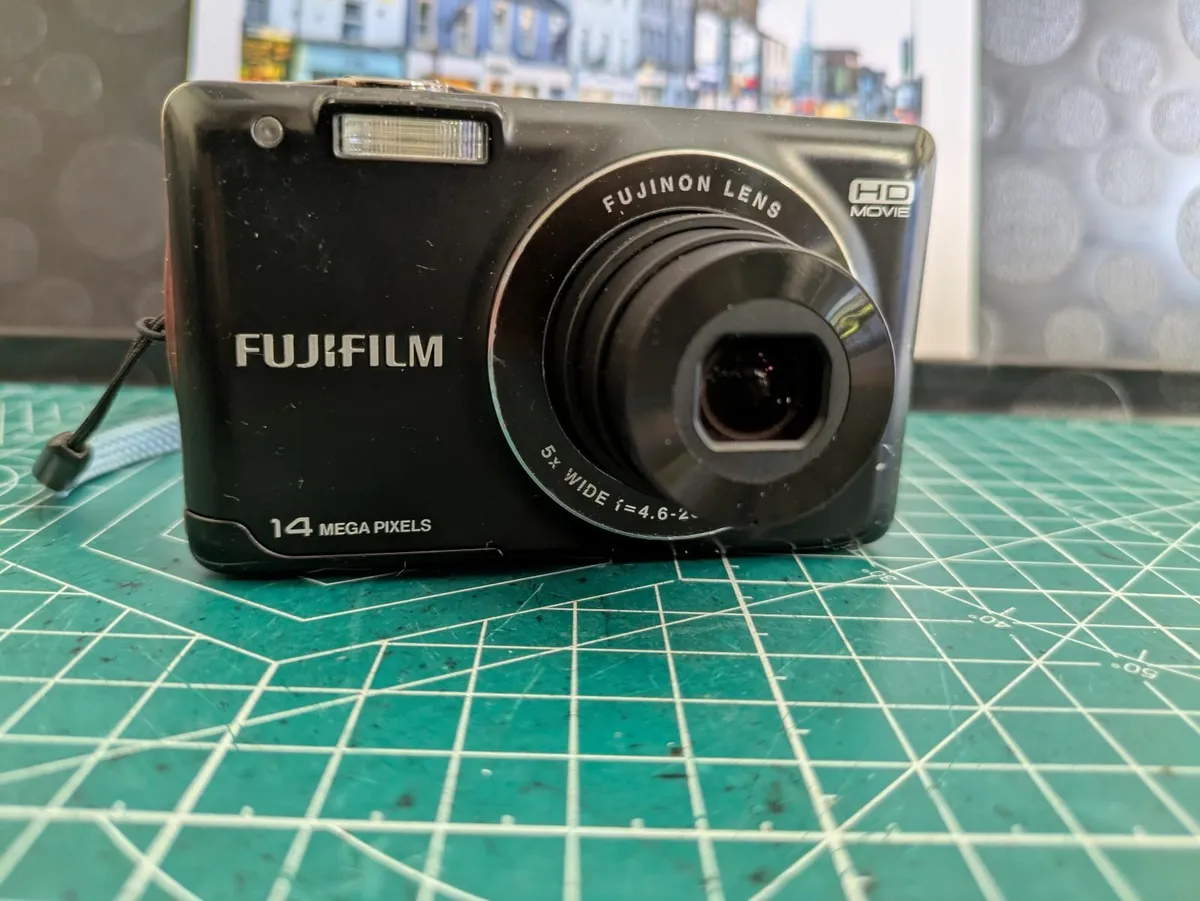 Fujifilm 14MP CCD 🌈 digital compact camera - Image 1