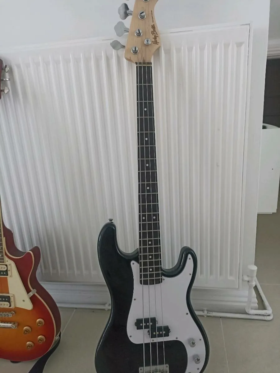 Bass guitar - Image 1