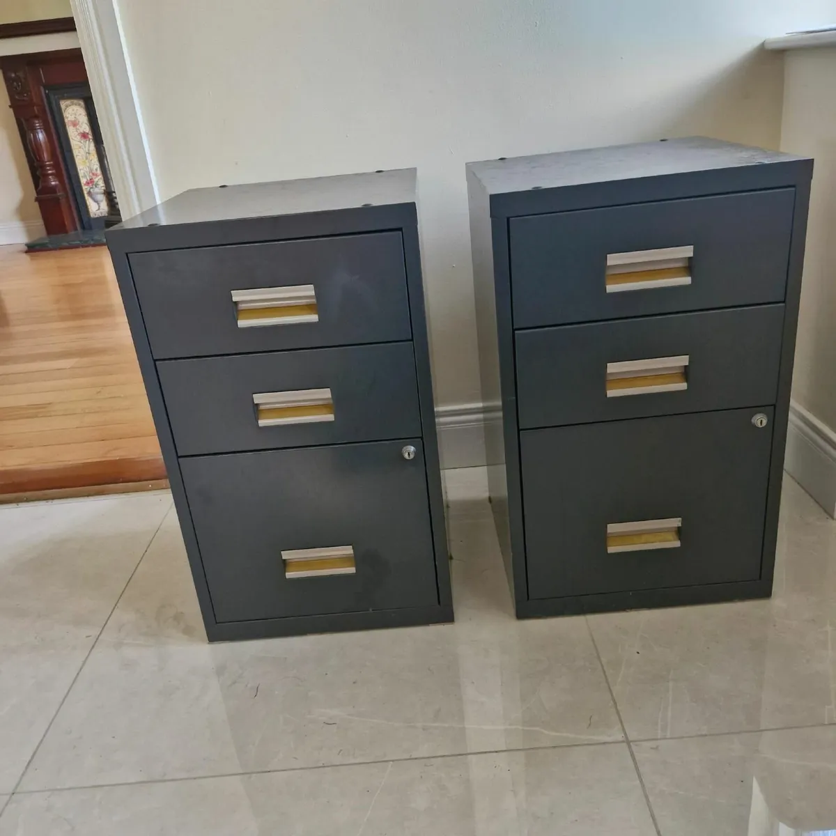 Set of  2 filing cabinets