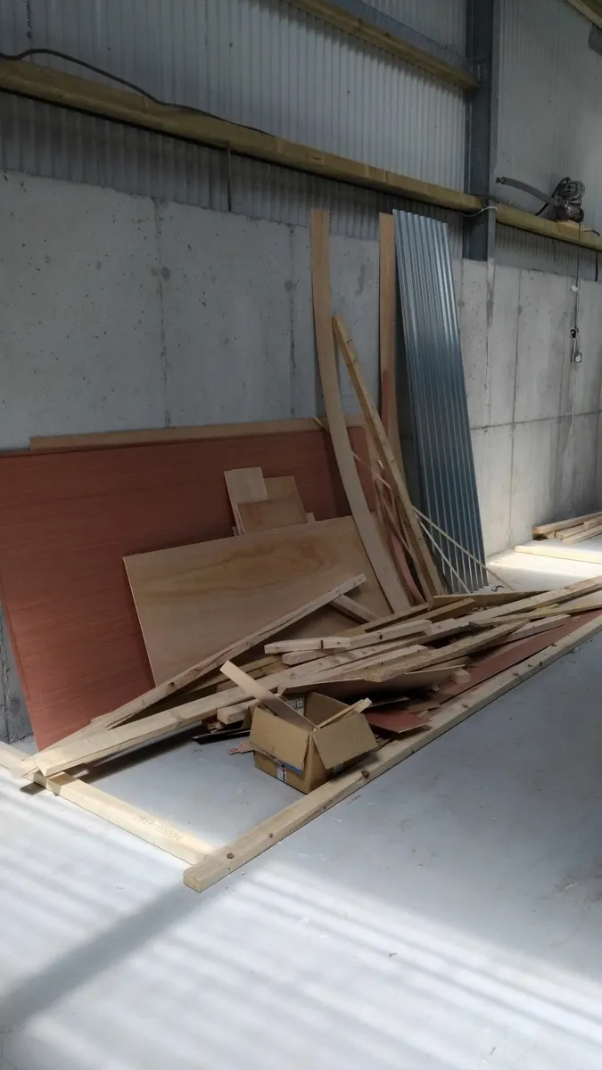2x4 lengths, ply and galvanised sheets - Image 2