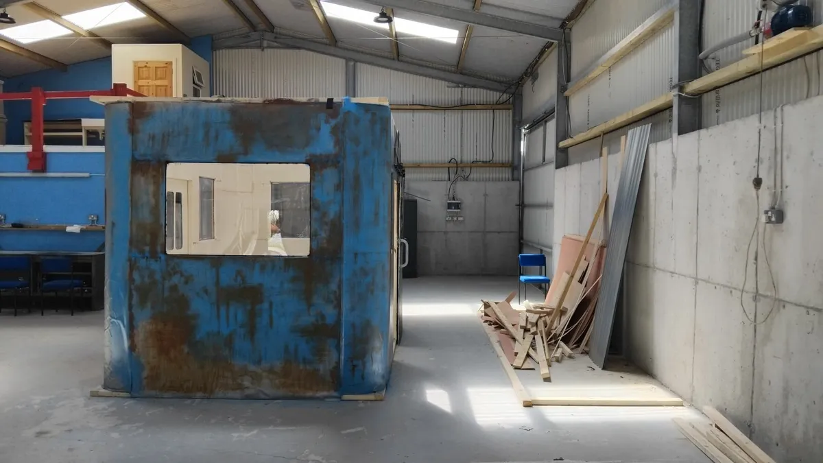 2x4 lengths, ply and galvanised sheets - Image 4
