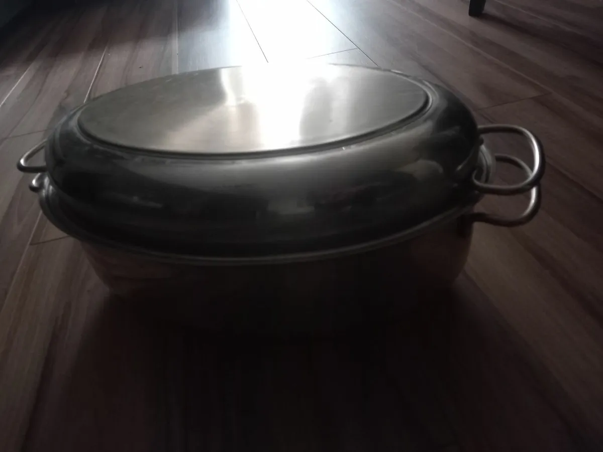 steel oval cocotte with lid - Image 1