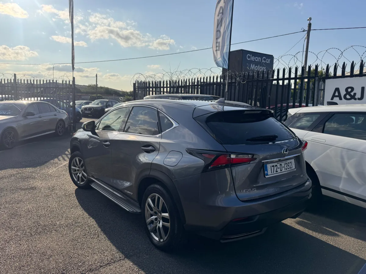 17 Lexus NX 2.5 Hybrid Executive - Image 4