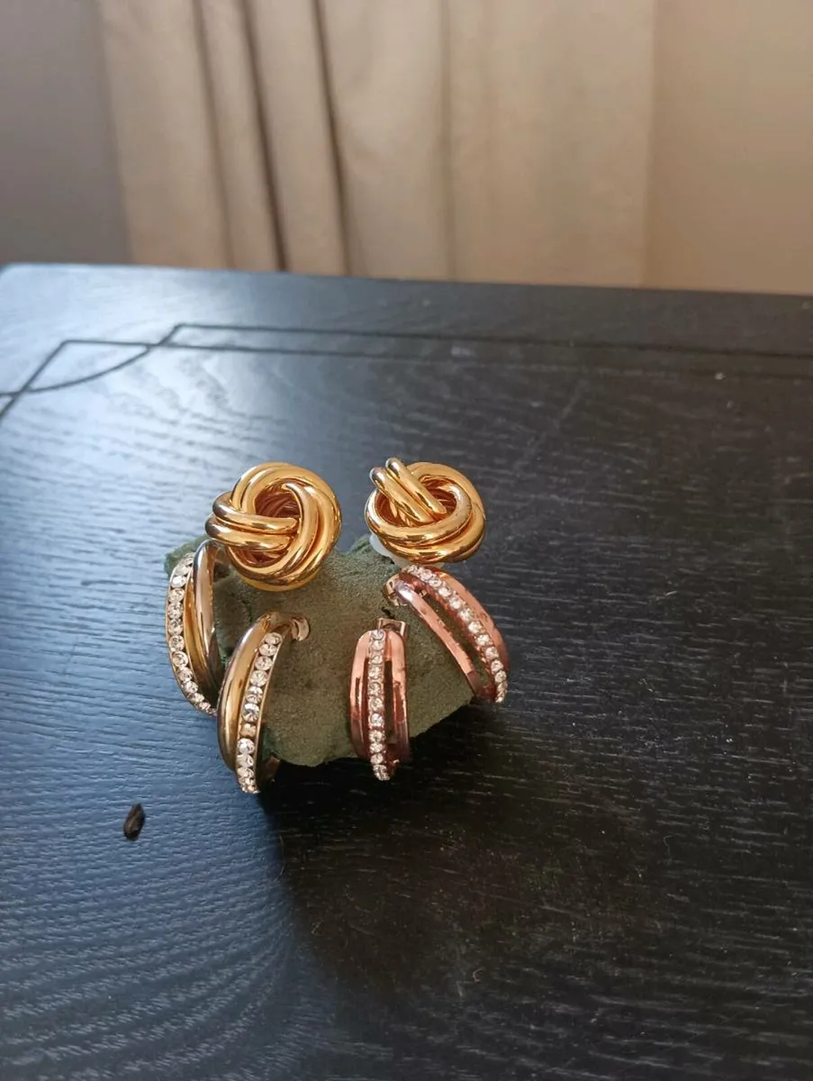 Beautiful 3 sets Earrings, - Image 3