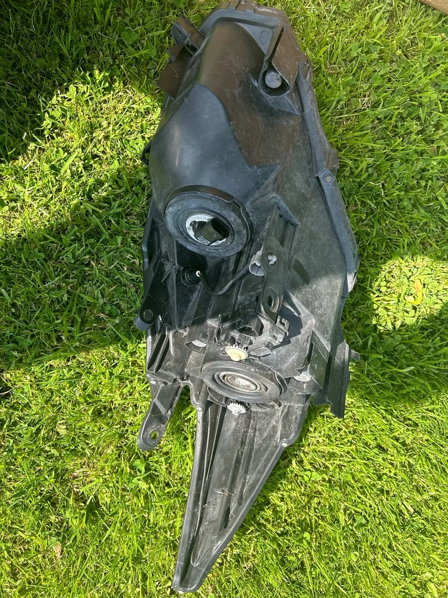 Toyota Prius Headlights Non LED - Image 3