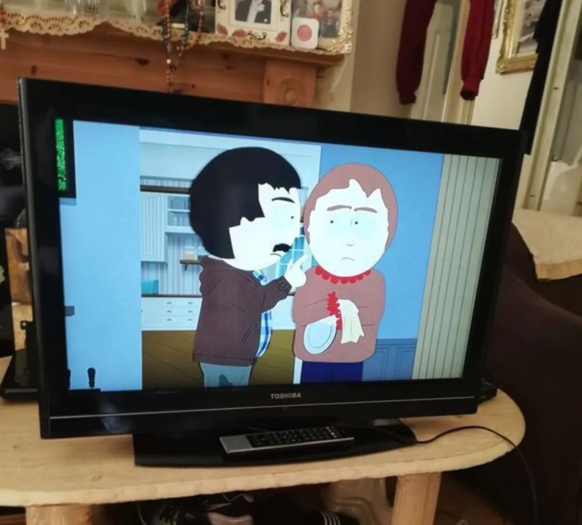 32 inch Toshiba TV - LCD 32BV500B - Image 1