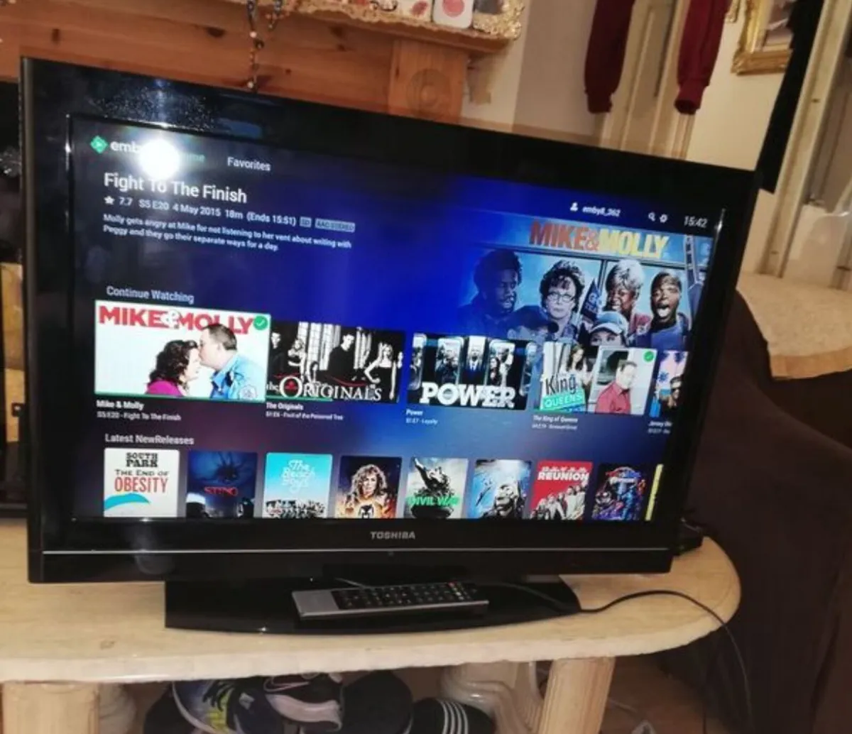 32 inch Toshiba TV - LCD 32BV500B - Image 2