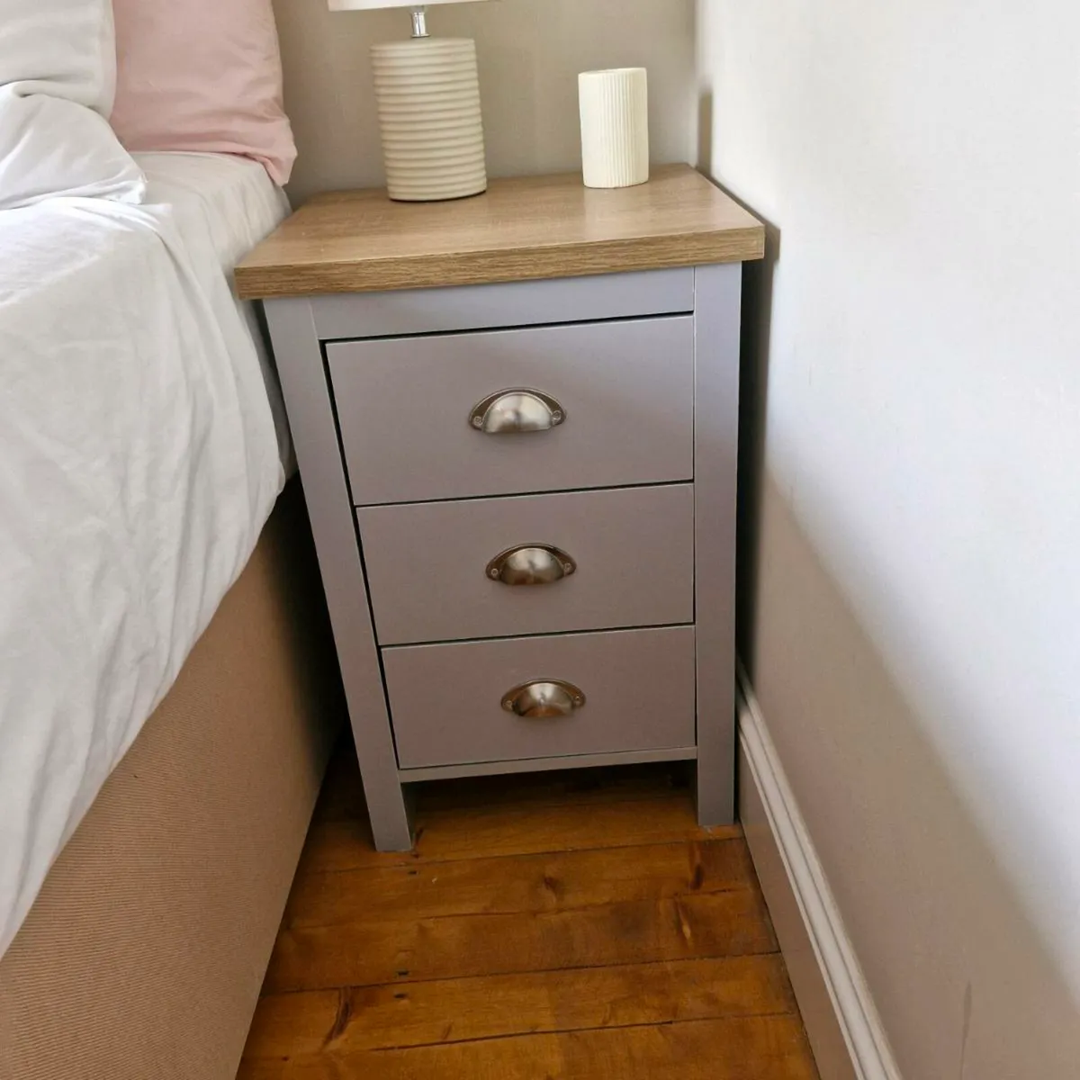 Chest of drawers & Bedside lockers/drawers - Image 2