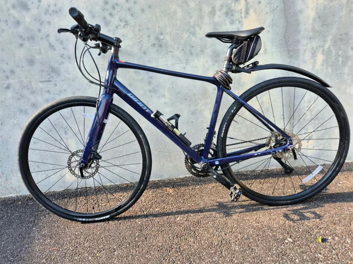 GIANT HYBRID ADULT BIKE - Image 3