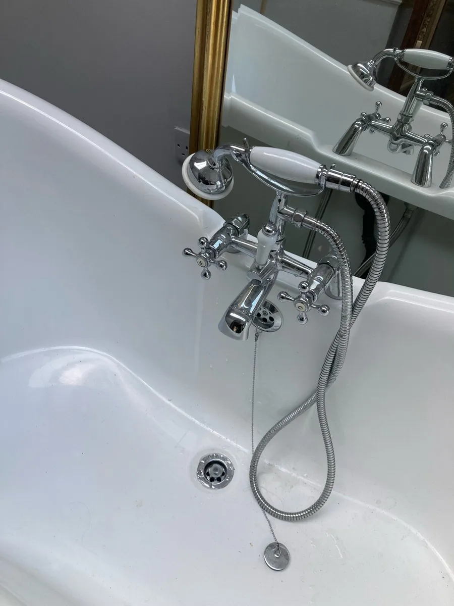 Slipper bath with taps - Image 3