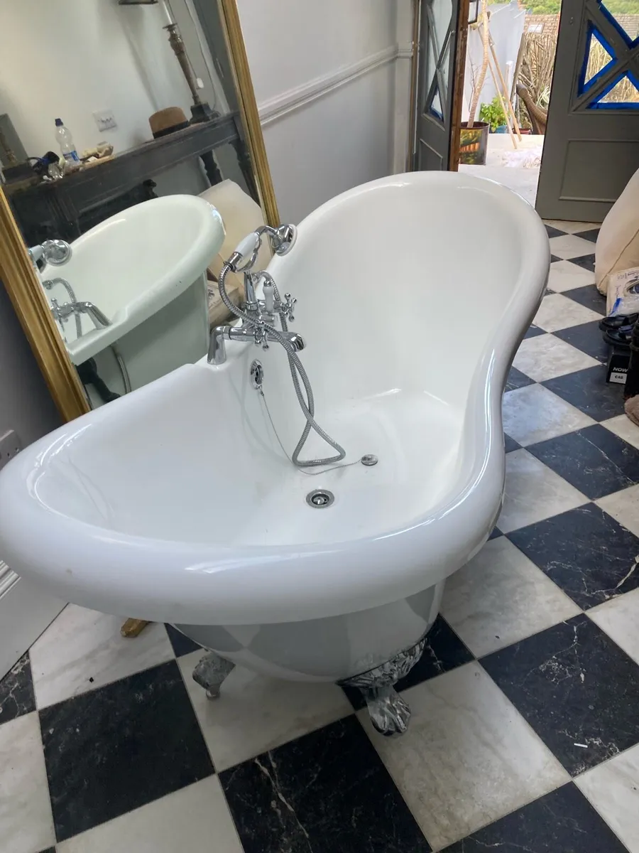 Slipper bath with taps - Image 1
