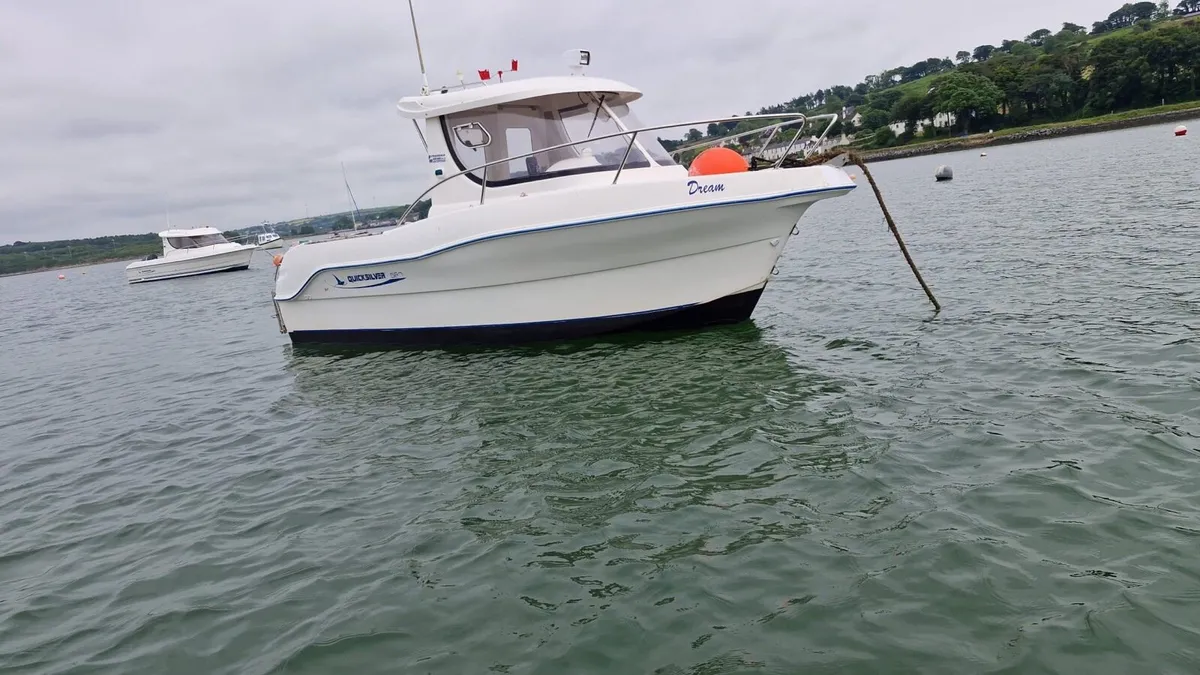 •Quicksilver 580 LOW HOURS • - Image 1