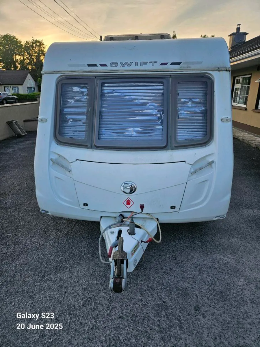 Swift Challenger 570 (Fixed bed) - Image 2
