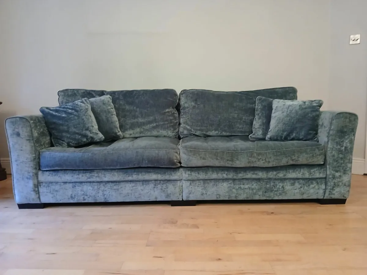 Suite of furniture - Image 1