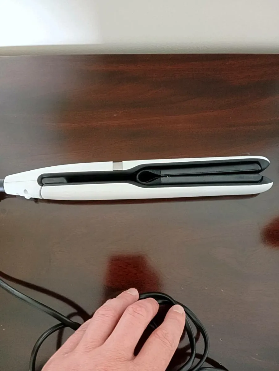 Hair straighteners - Image 1