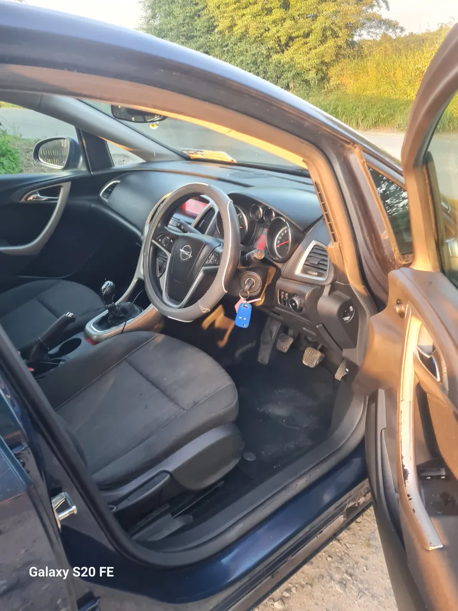 Opel Astra 2012 - Image 2