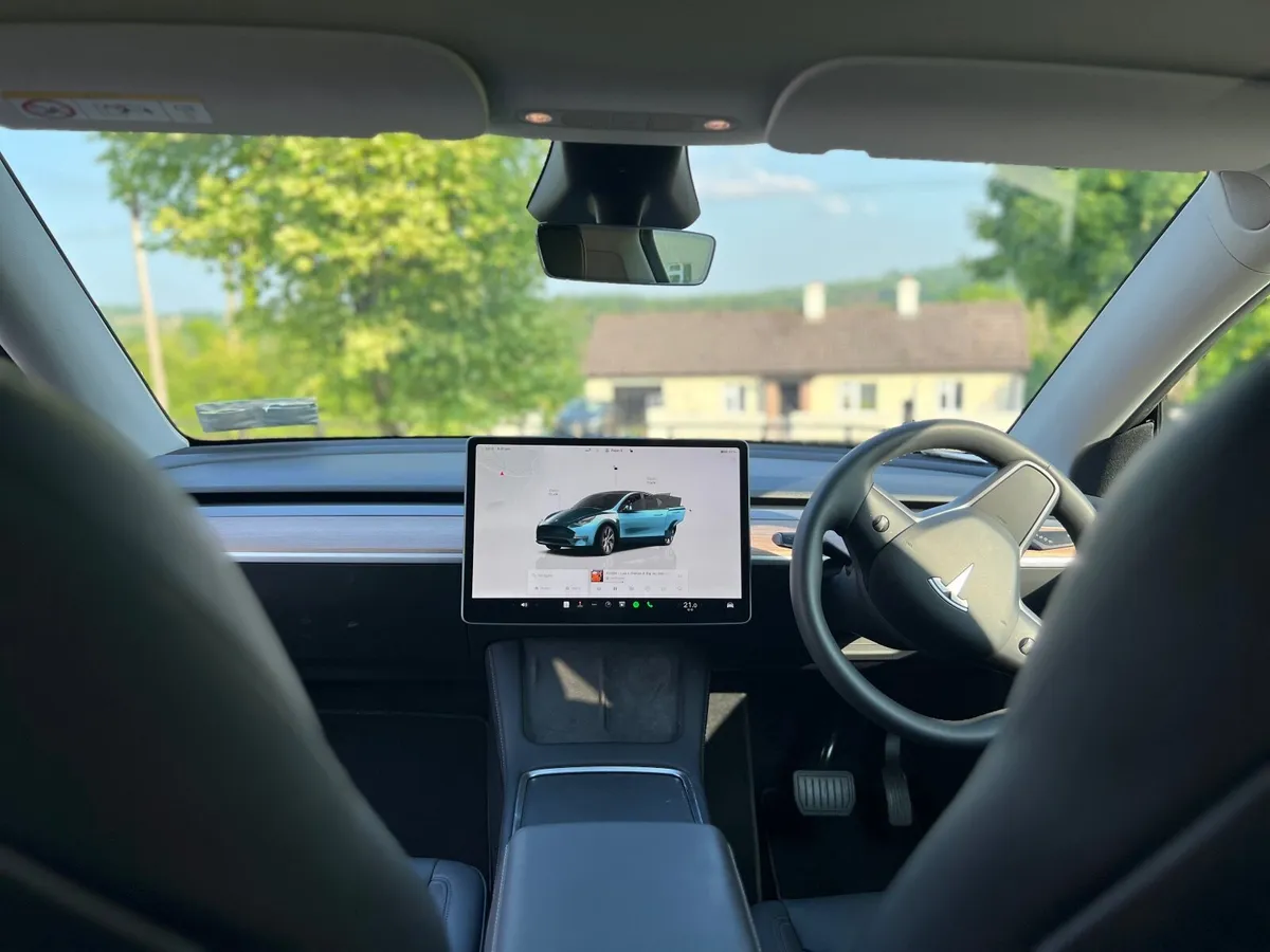 Tesla Model Y AWD 2024 - Image 2