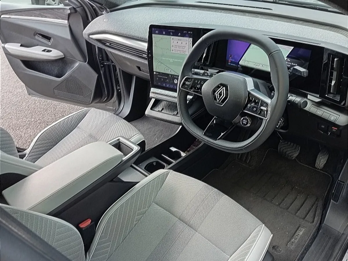 Renault Scenic E-Tech Top Spec Iconic With (sky R - Image 3