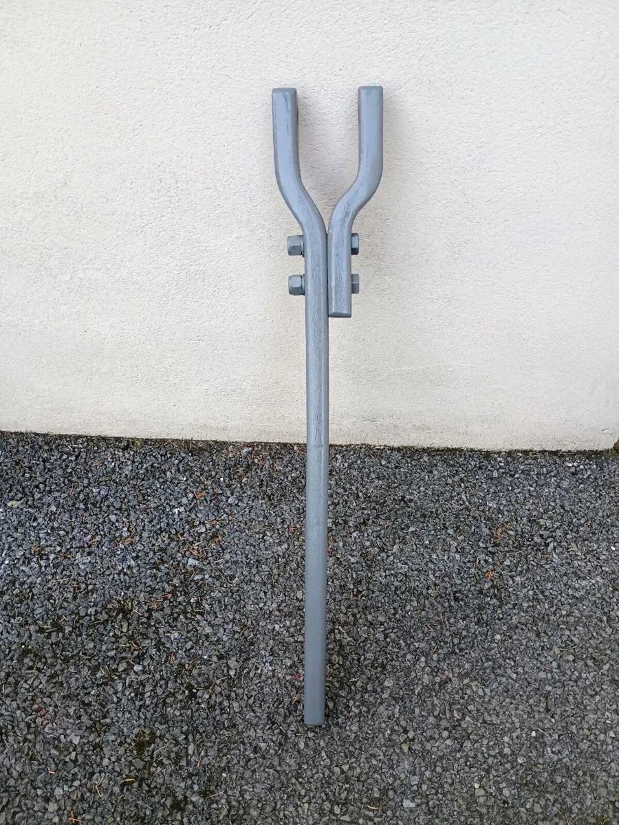 Massey Ferguson 188 grill and drawbar - Image 1