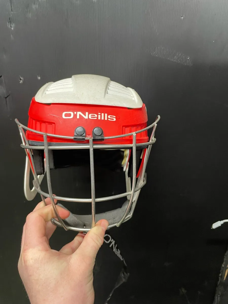 Hurling helmet - Image 1