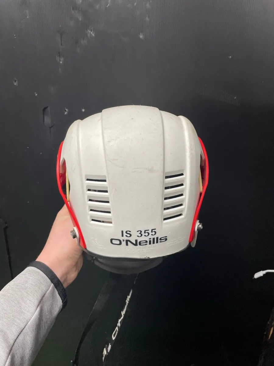 Hurling helmet - Image 3