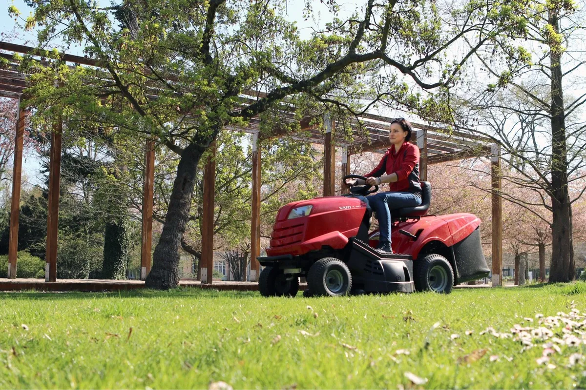 Vari RL102 H Ride on mower made by Stiga/ GGP - Image 2