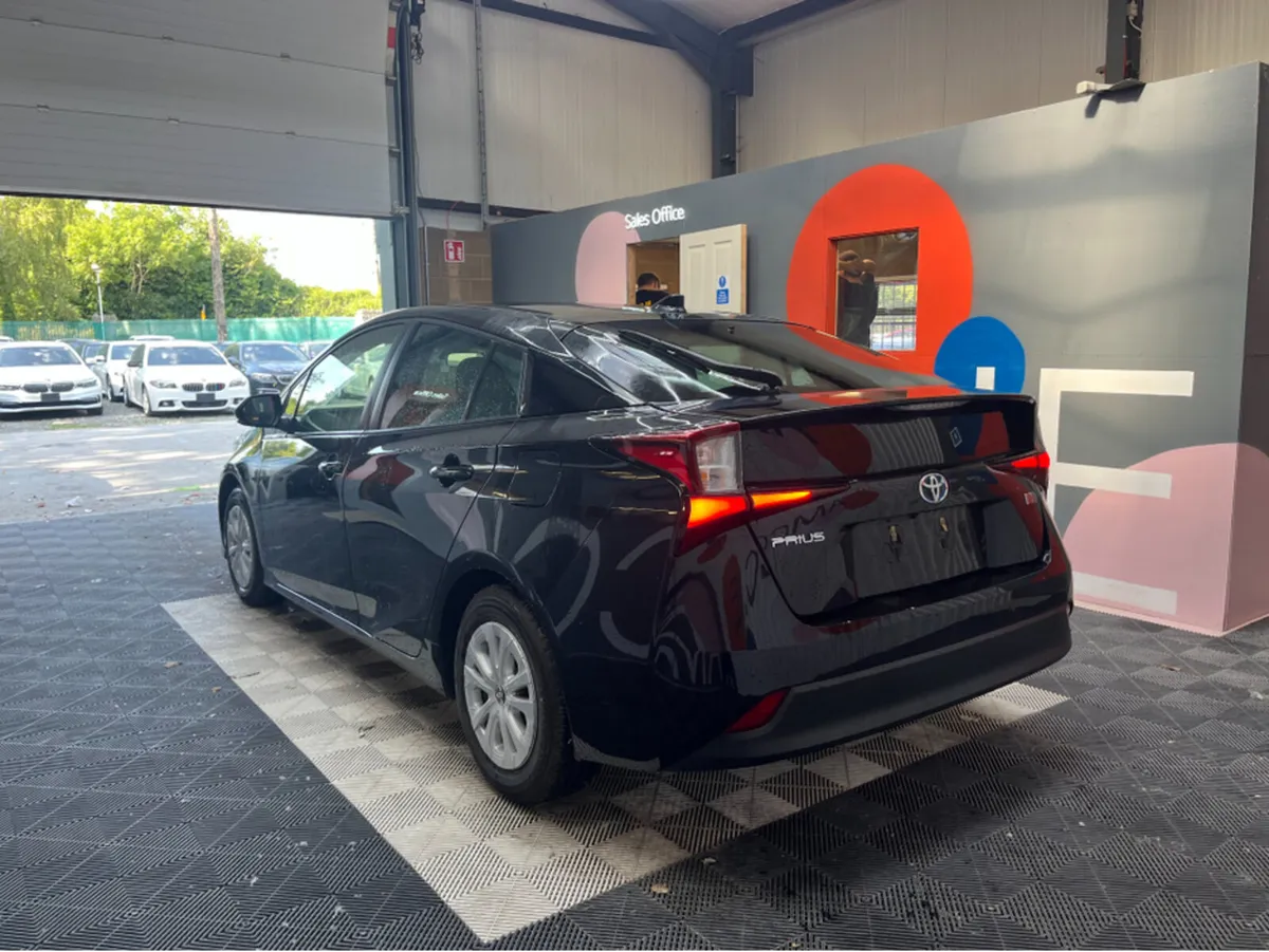 Toyota Prius 1.8 HYBRID / 64k KMs / REVERSE CAMERA - Image 4