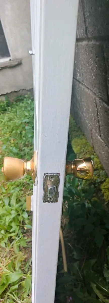 2 Solid white Doors, 1 with Handles and hinges and - Image 3