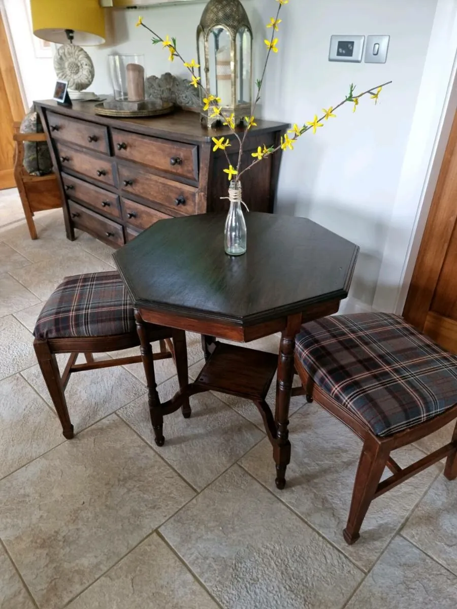Beautiful Table & 3 Stools - Image 1