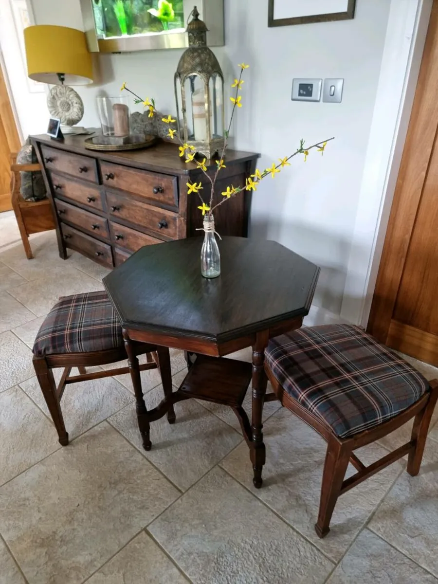 Beautiful Table & 3 Stools - Image 2