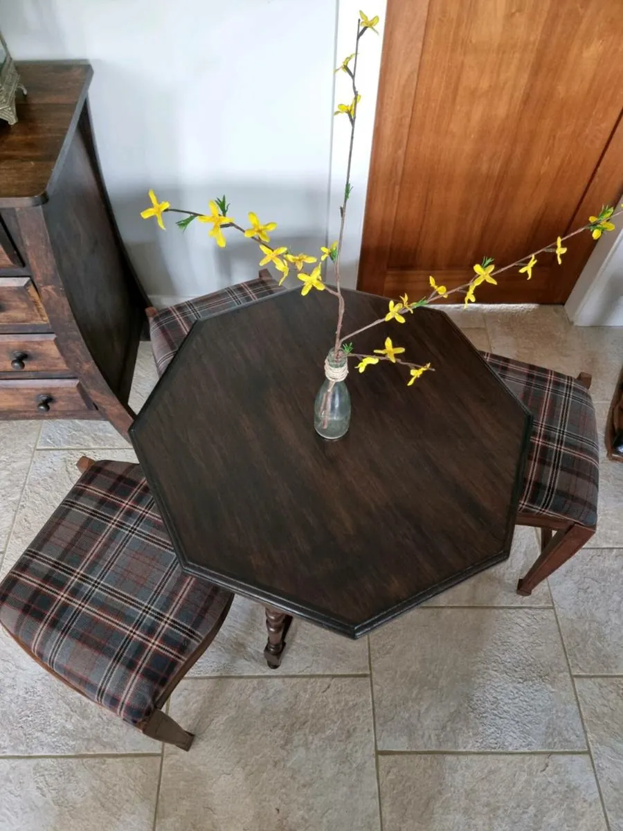 Beautiful Table & 3 Stools - Image 3