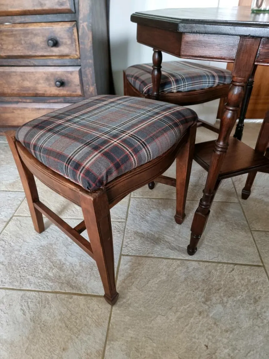 Beautiful Table & 3 Stools - Image 4