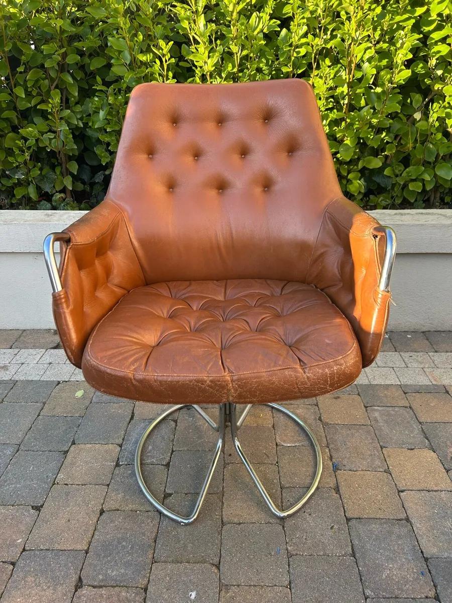 Mid century vintage leather swivel lounge chair - Image 4