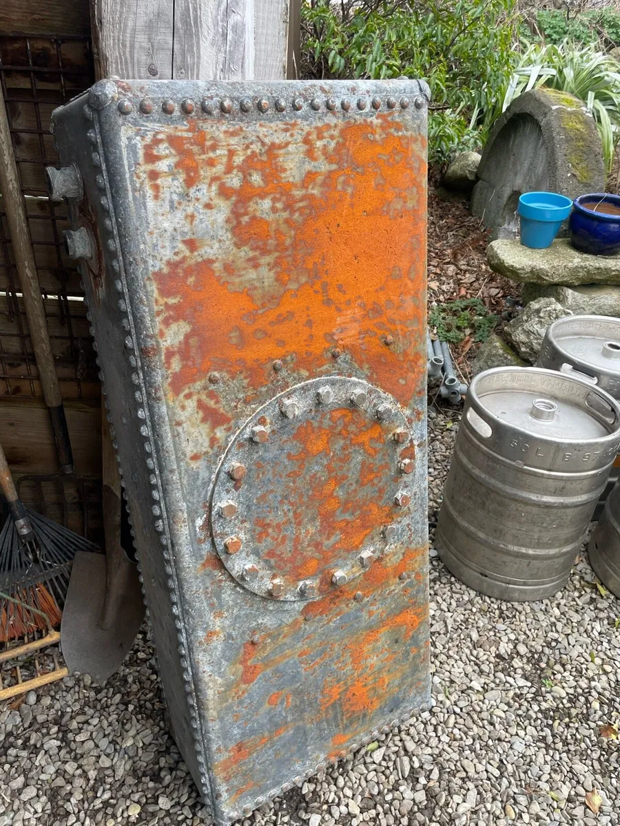 Cast iron rivited tank - Image 2
