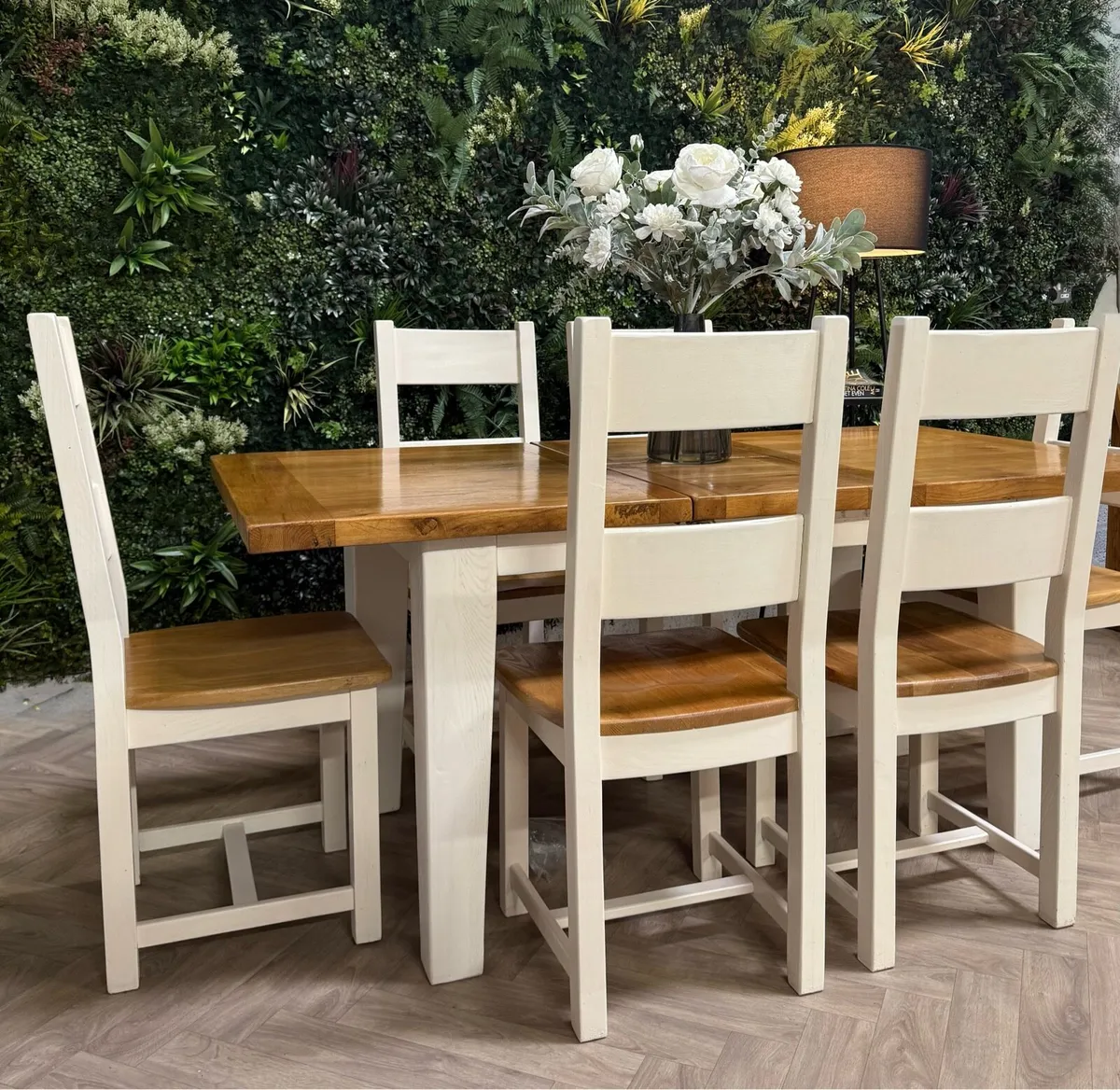 Extending oak kitchen table & 6 chairs - Image 3