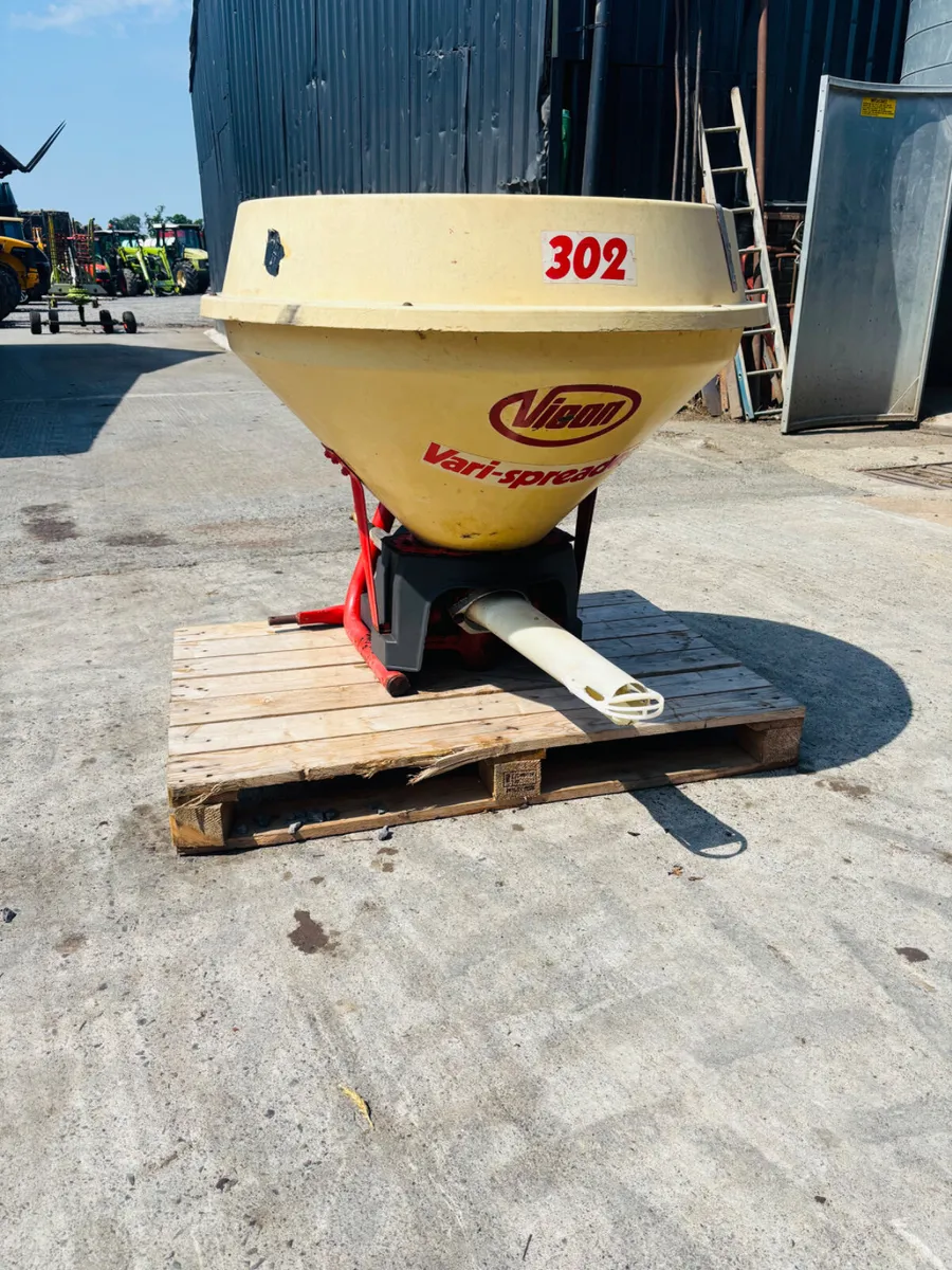 Vicon 302 Fertiliser wagtail spreader - Image 1