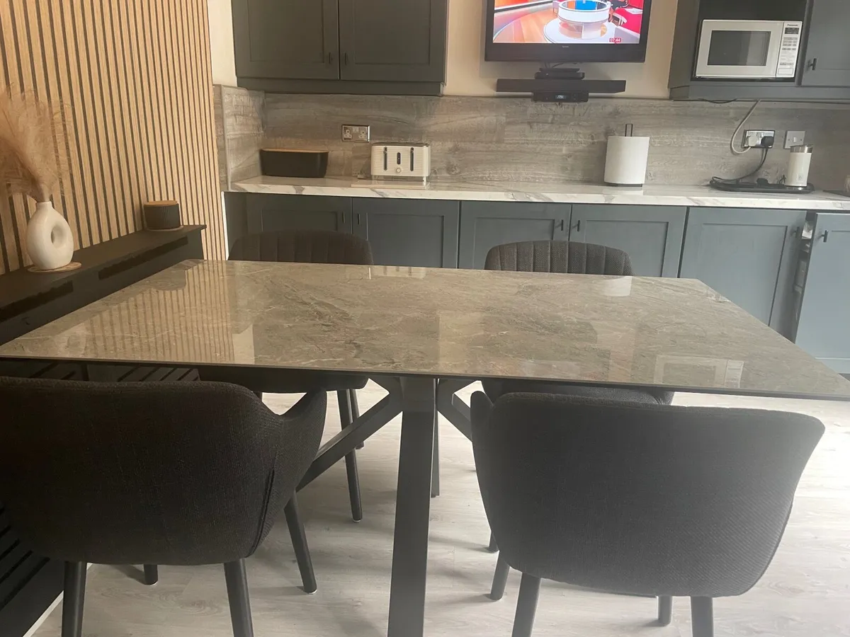 Kitchen table - Image 1