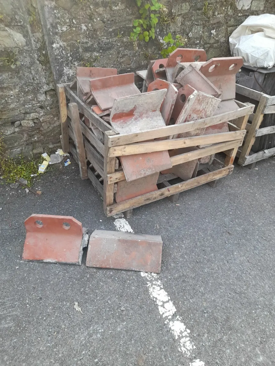 Roof ridge tiles