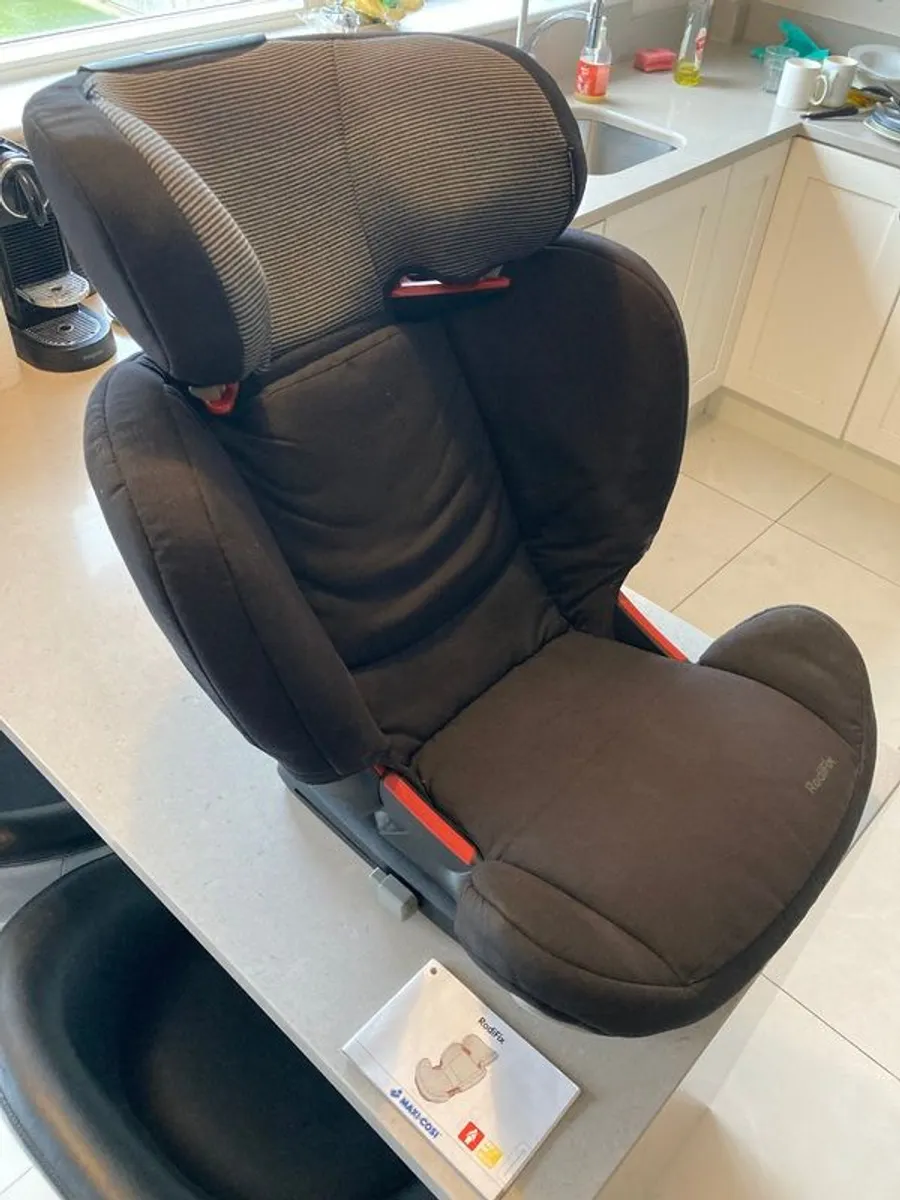 Full Maxi-Cosi Car Seat Bundle  (4 Items - Base and 3 Seats) - Image 1